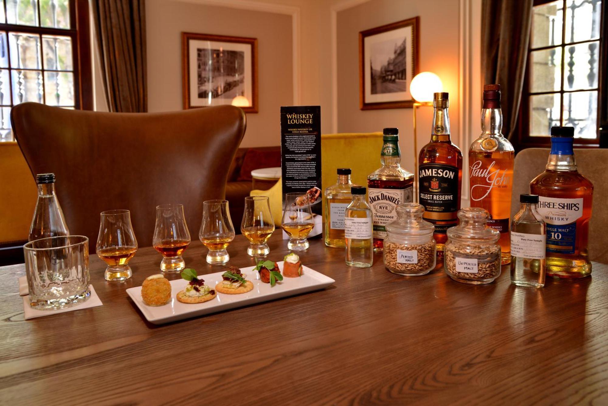 Taj Cape Town Hotel Bagian luar foto A whisky tasting session